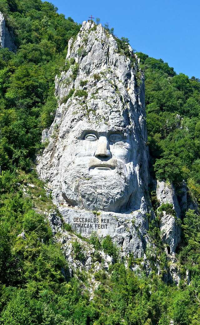 640px-frontal_view_of_the_decebalus_rock_sculpture_optimized